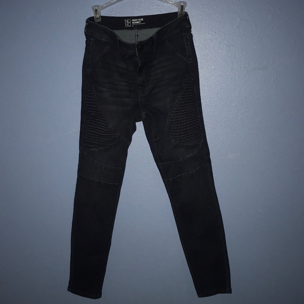 dark blue jeans .